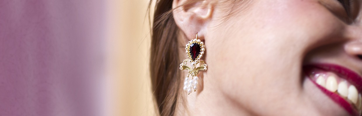 18K earring handcrafted by Sardinian goldsmith Loredana Mandas