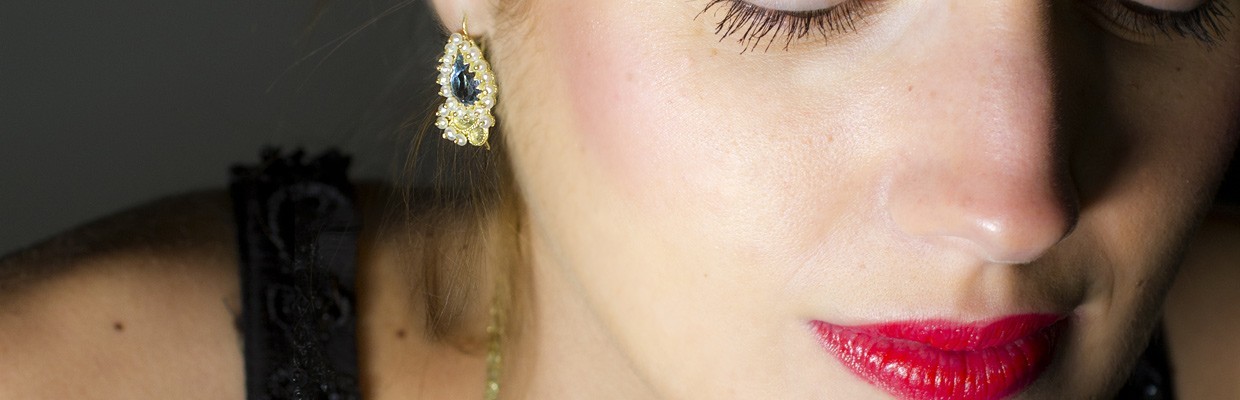 18K earring handcrafted by Sardinian goldsmith Loredana Mandas expert in fine gold filigree